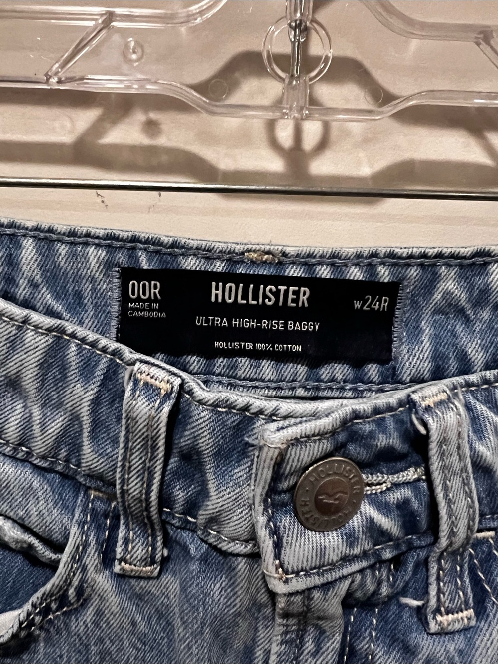 Hollister Ultra High-Rise Baggy Jeans - Light Blue Wash
